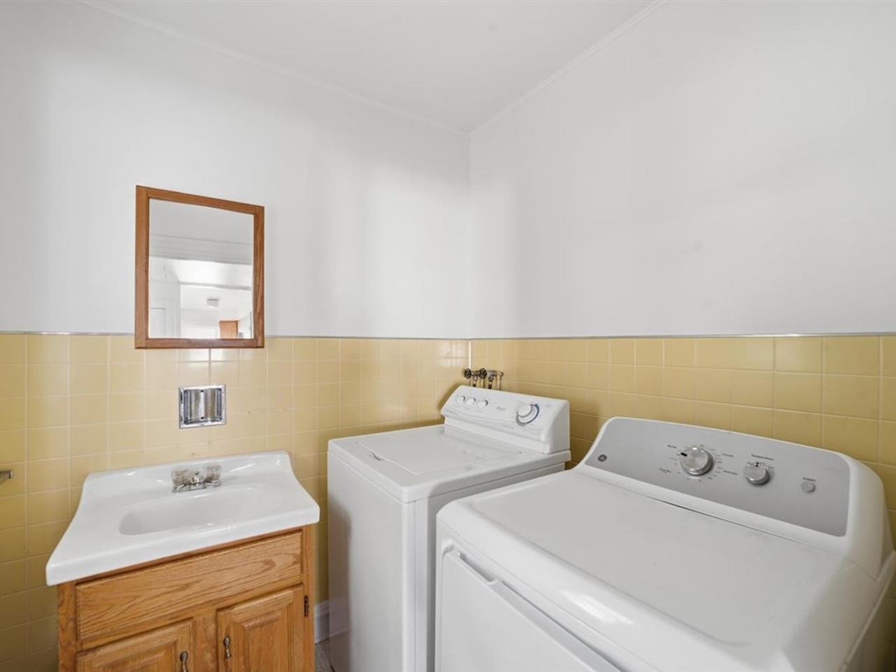 1/2 bathroom w/ washer/dryer