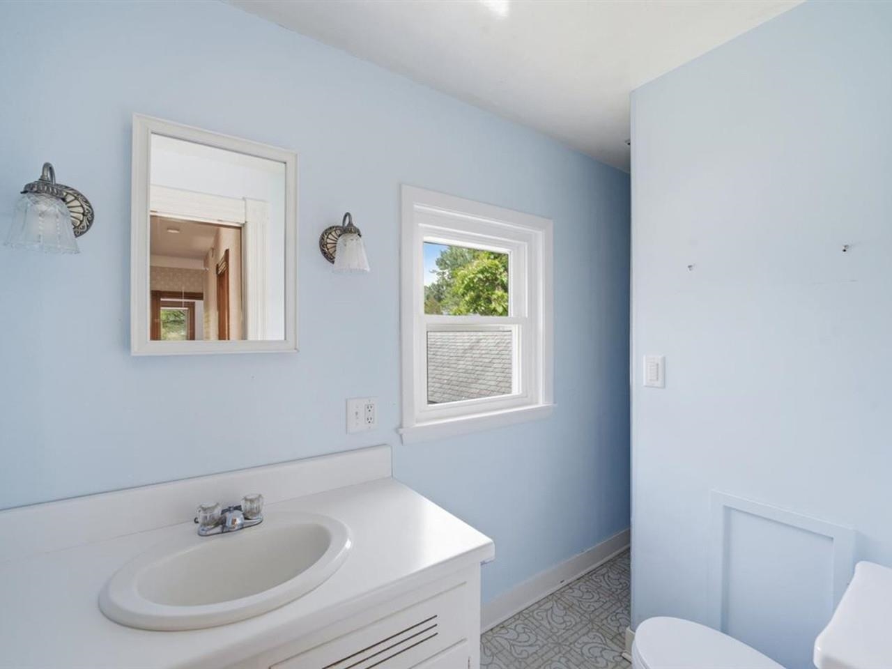Full bathroom on 2nd floor