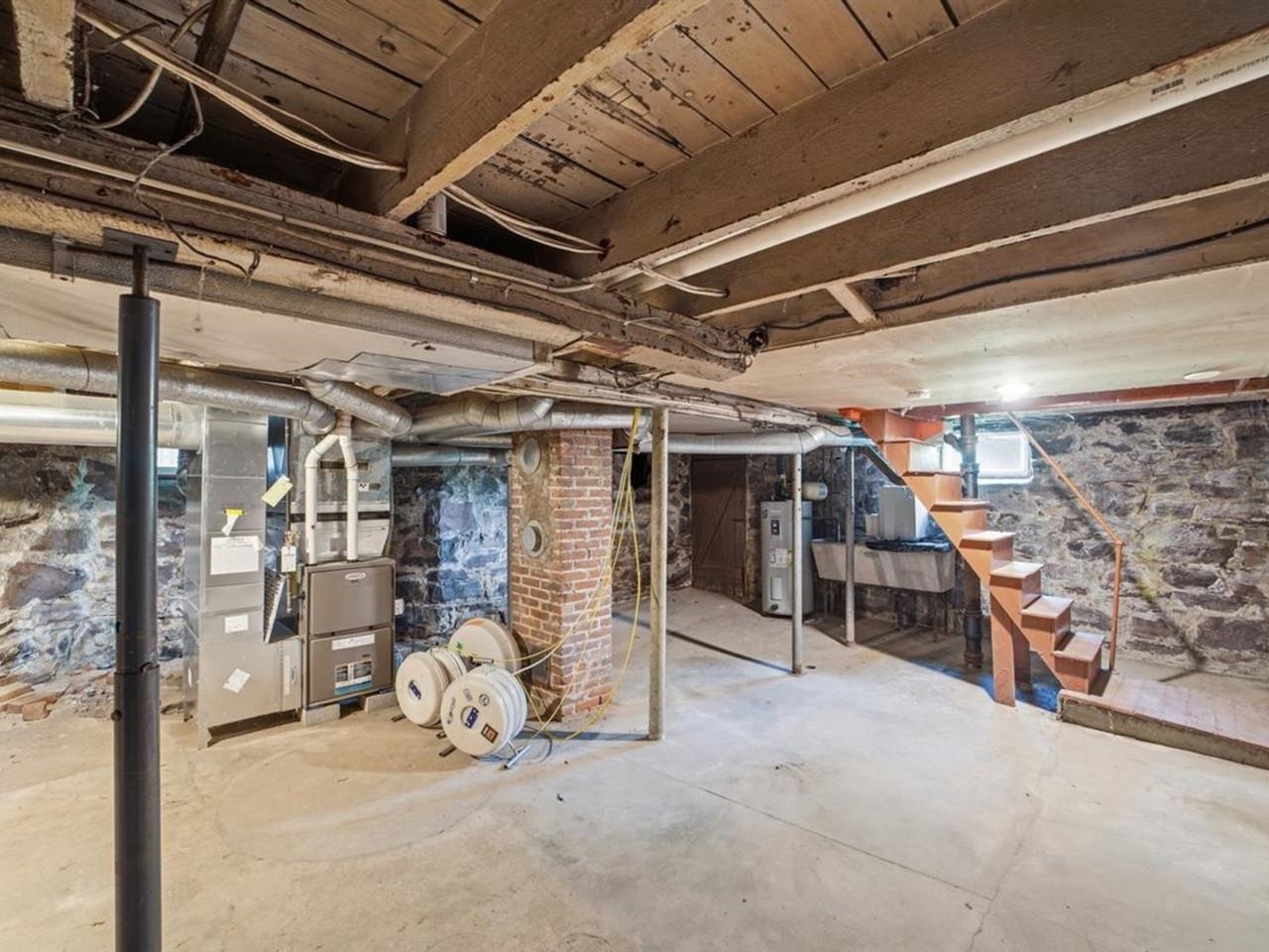 Full basement w/bilco door