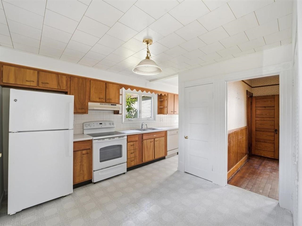 Eat-in kitchen
