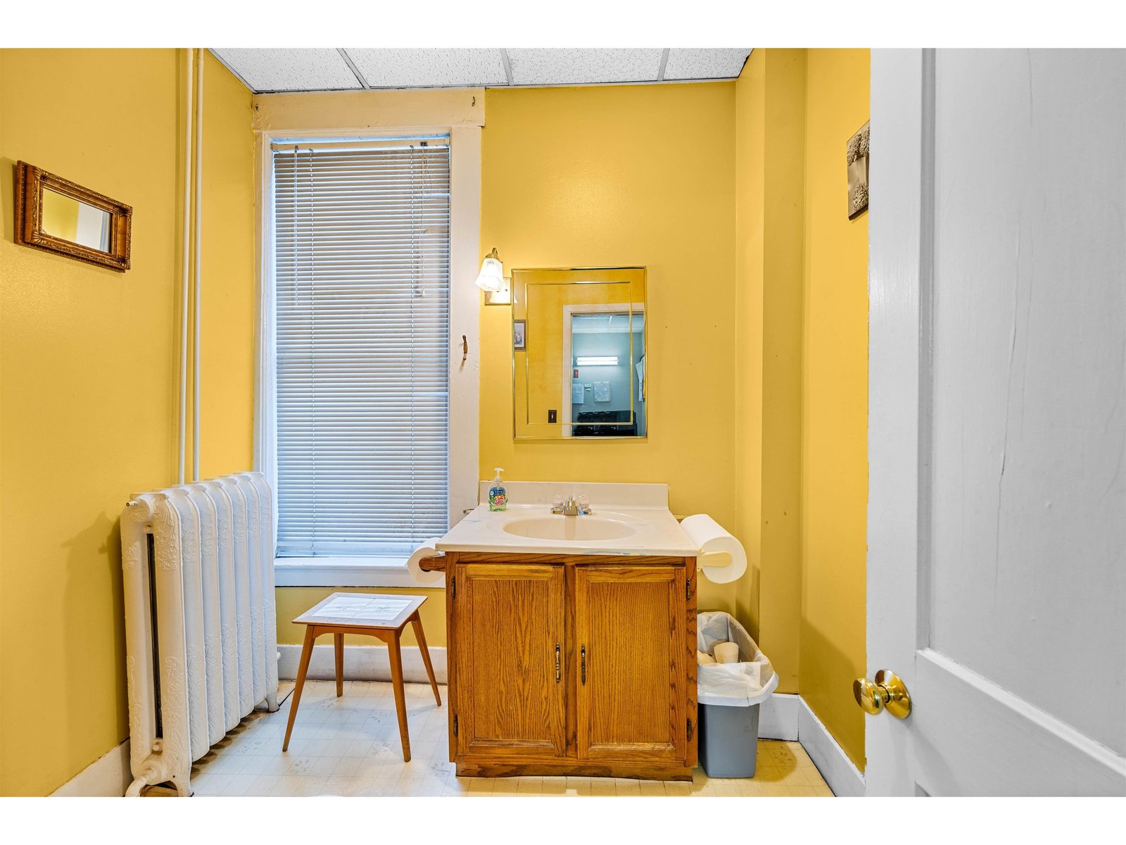 1st floor 1/2 bath