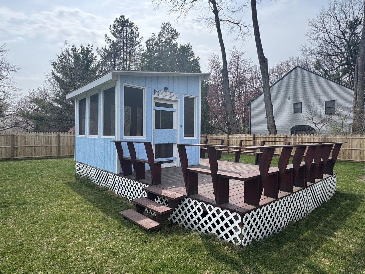 Screened Outbuilding w/Deck