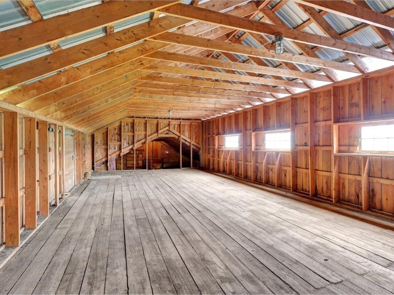 Spacious 2nd Floor Hayloft