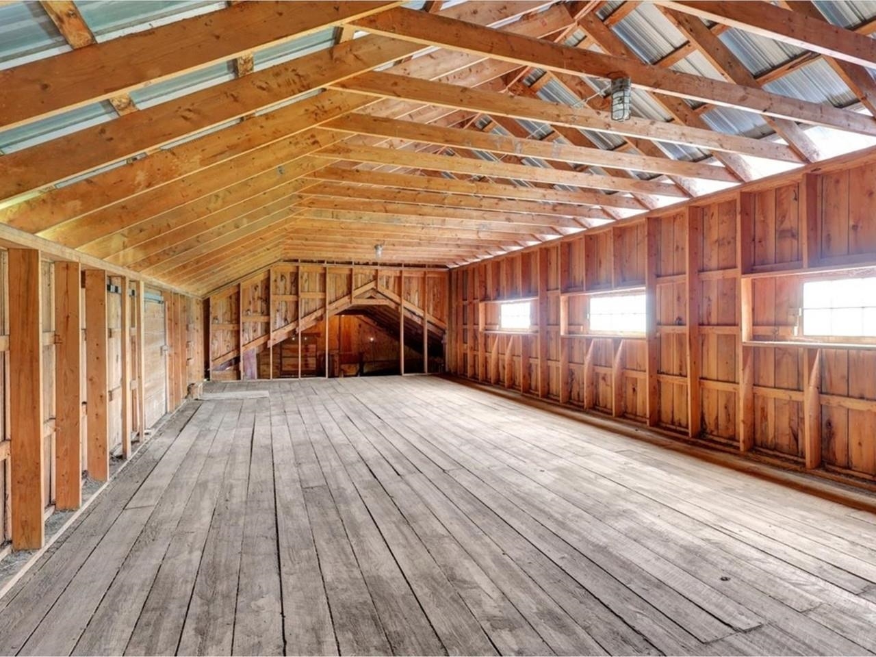 Spacious 2nd Floor Hayloft