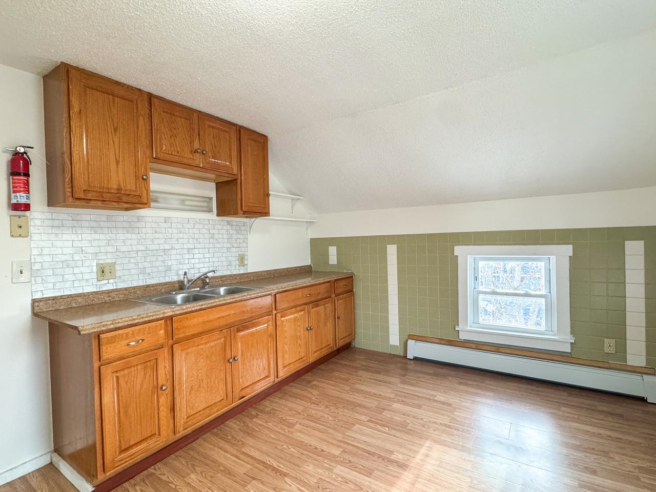 Spacious & Sunny Kitchen
