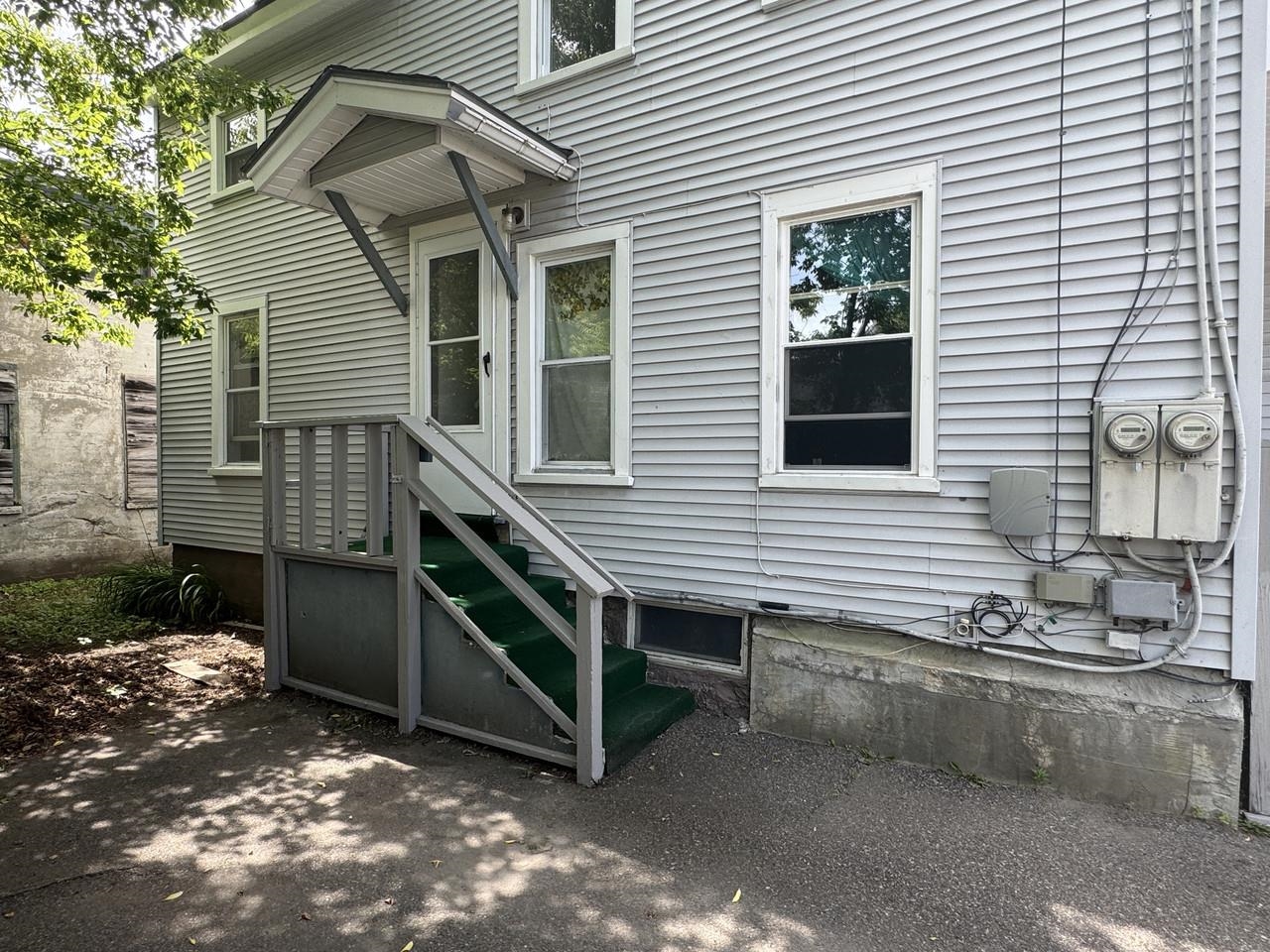Side Entrance to 2nd Floor