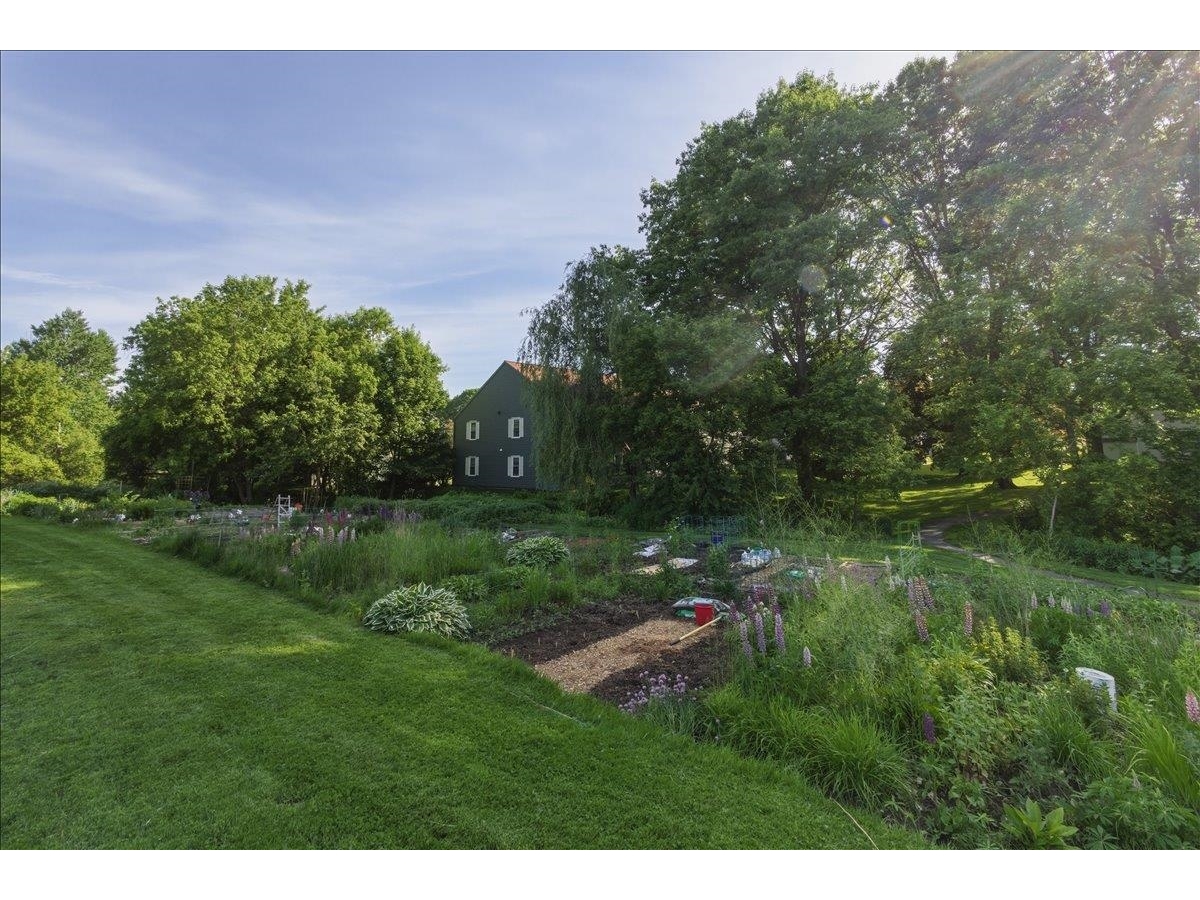 37 Twin Oaks Terrace