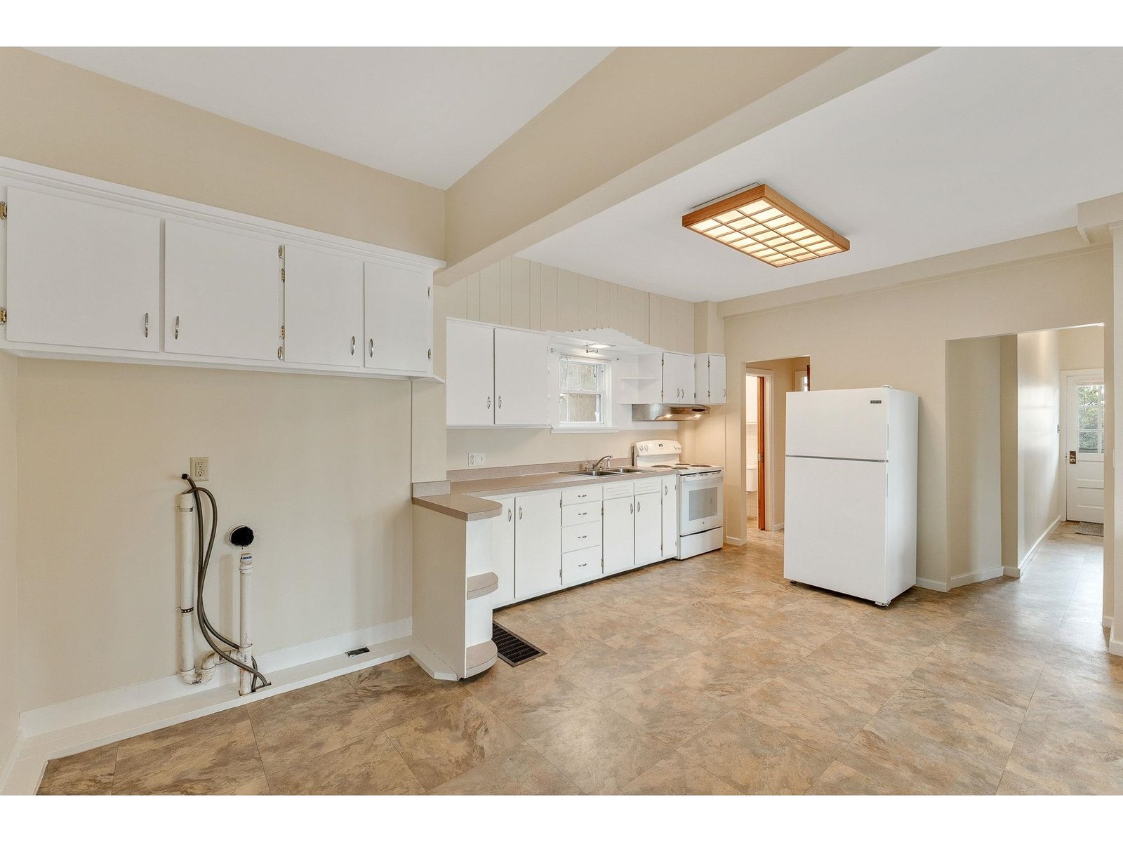 Washer/Dryer hookups