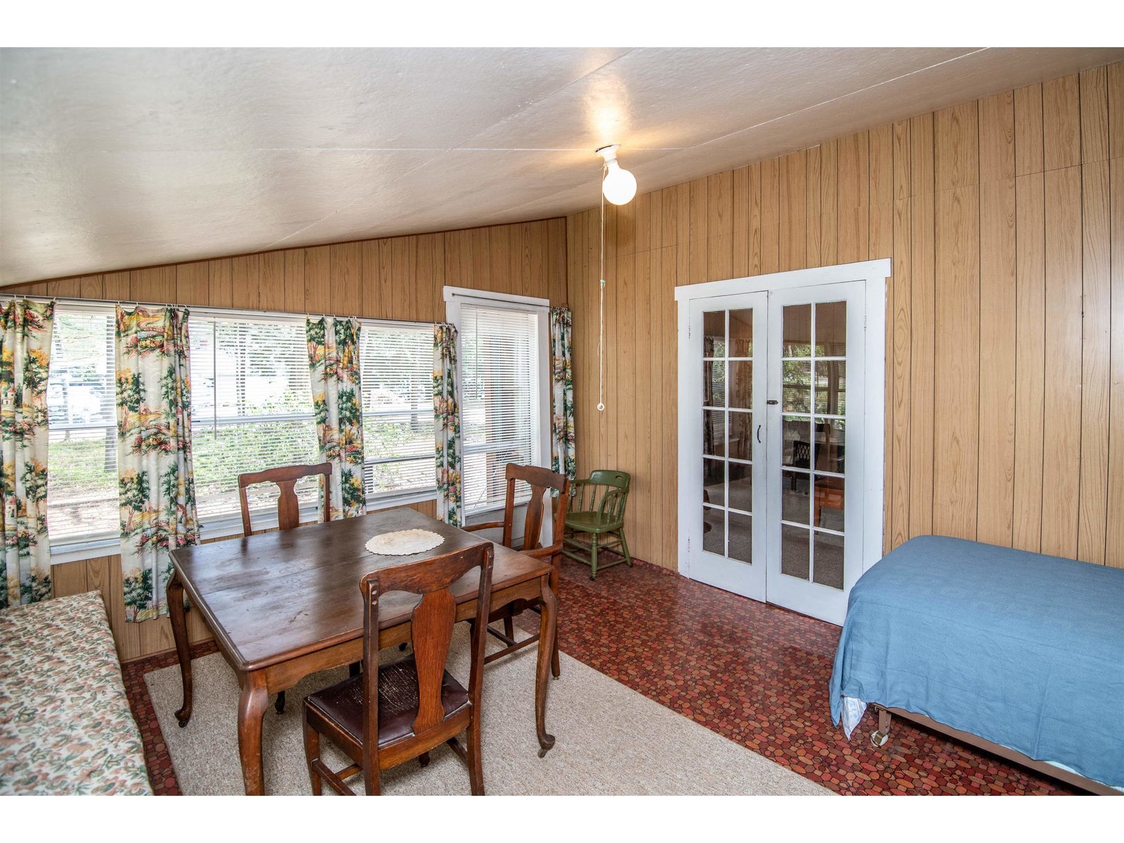 Dining/Porch Area