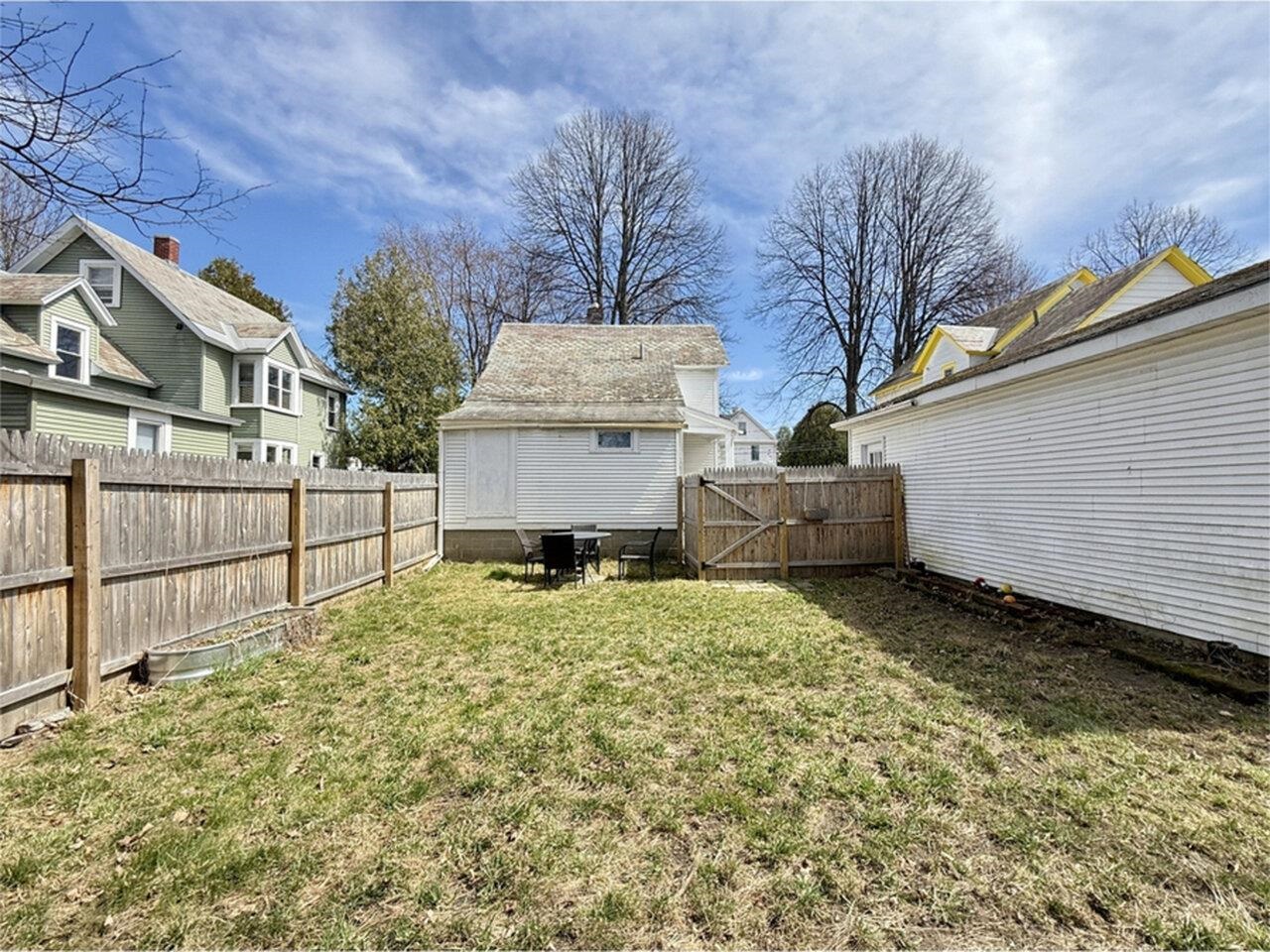 Fully fenced-in yard