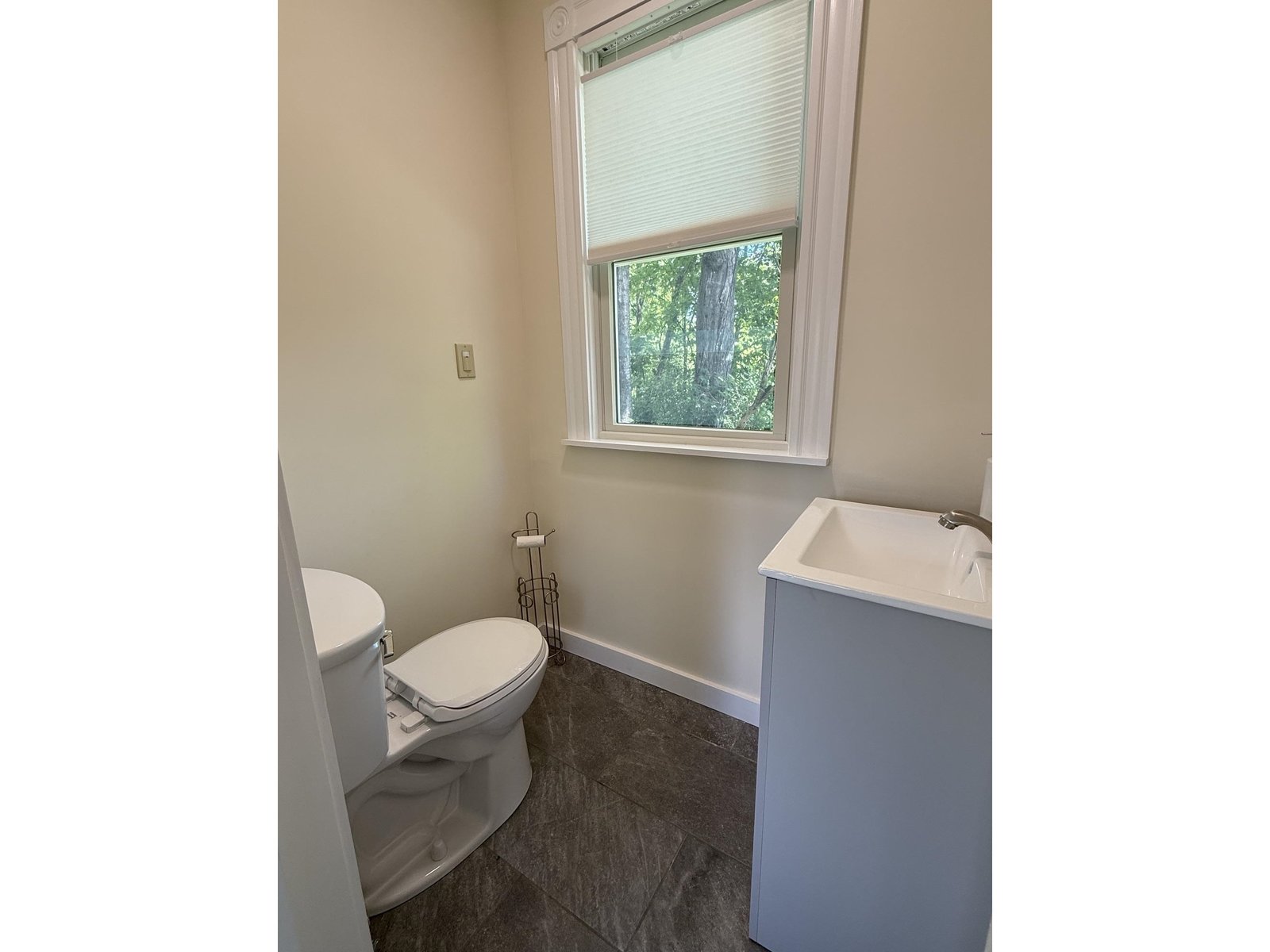 1st floor 1/2 bath