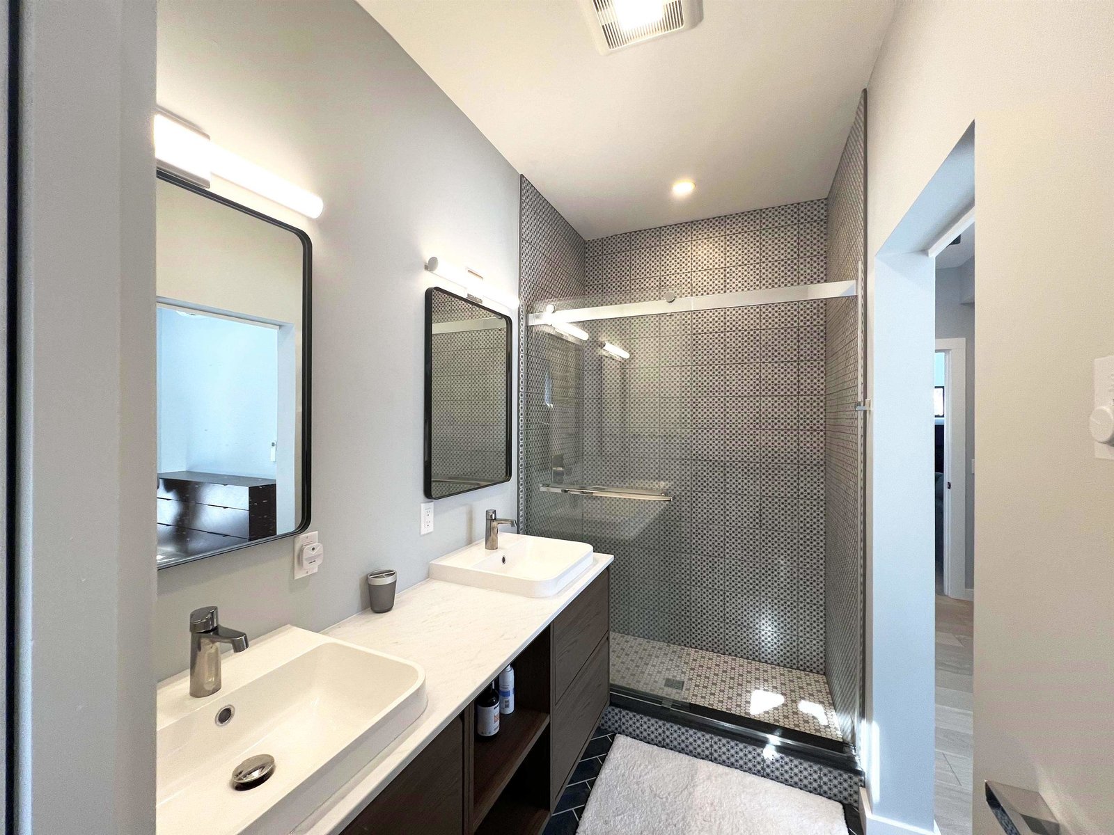 Bathroom (likeness only)