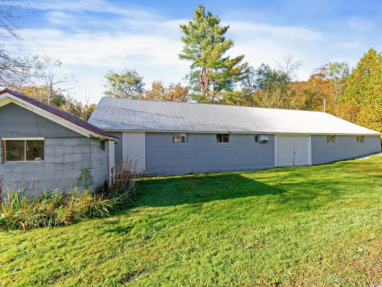 2400 sf barn & shed/milkhouse