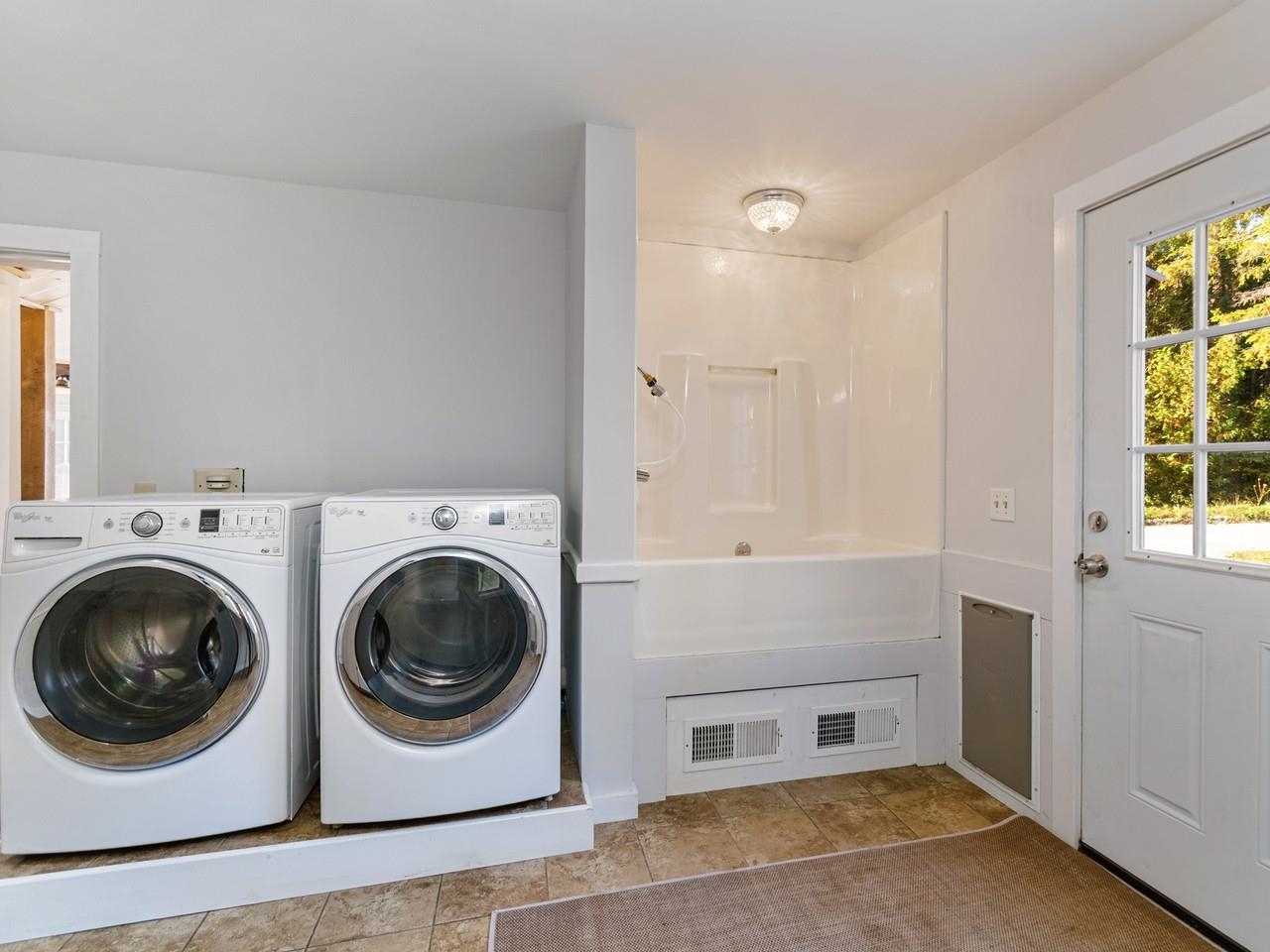 Laundry & washing station