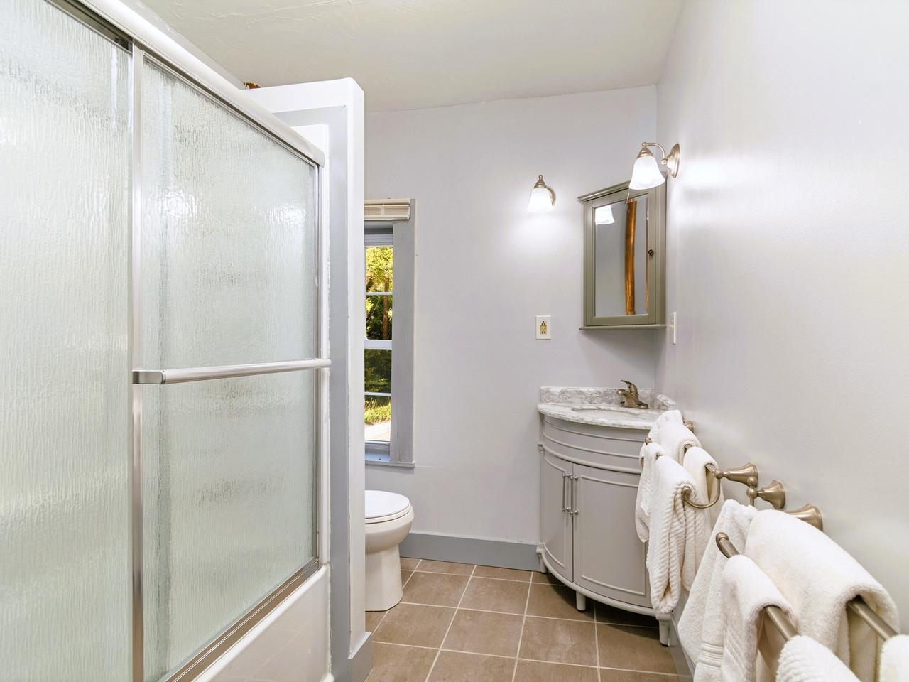 Full bath on 2nd floor