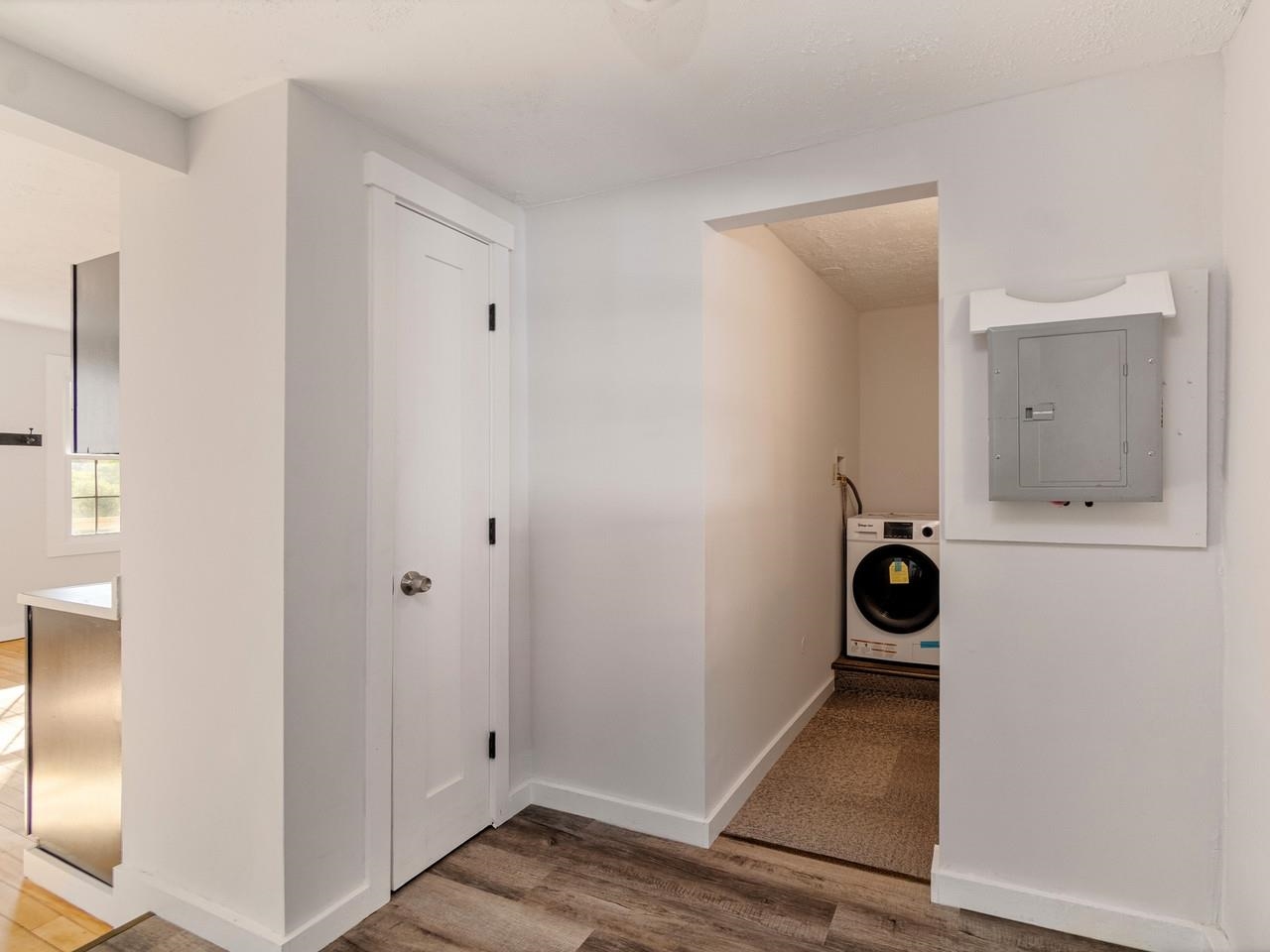 Unit 2 entrance hall & laundry