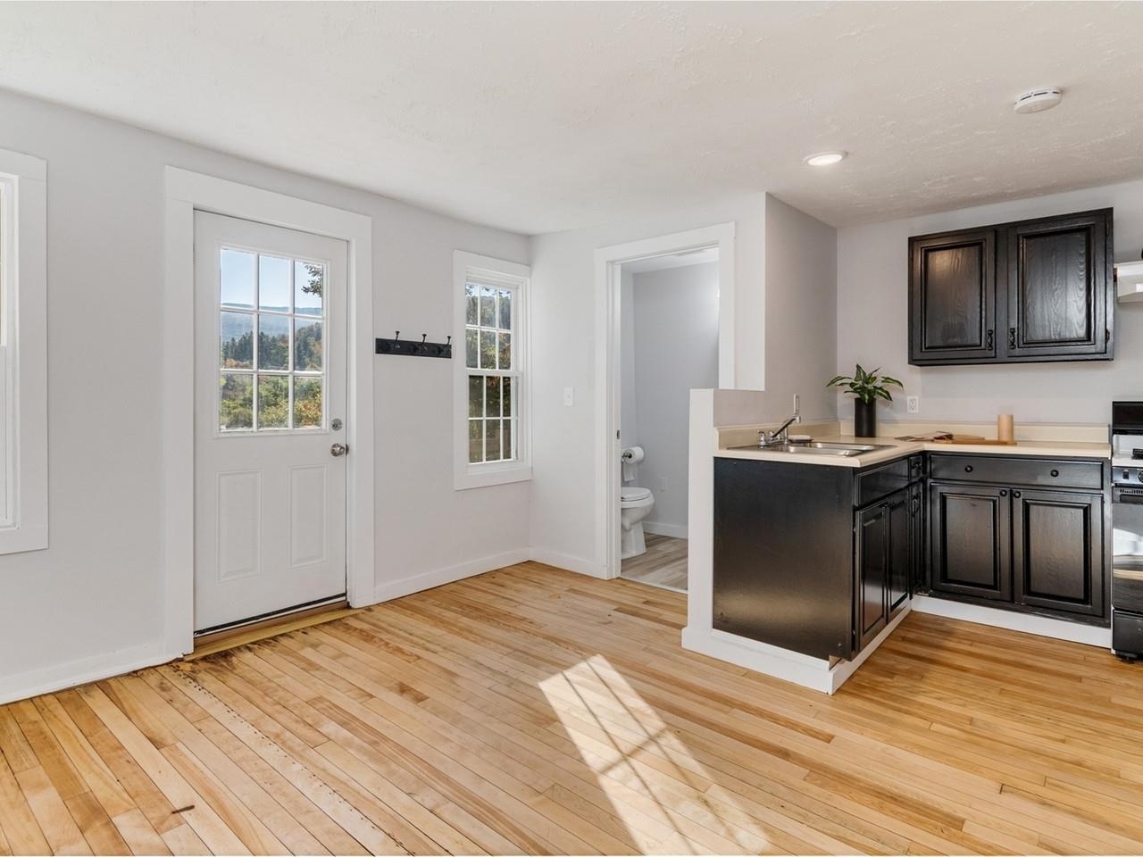 Kitchen/dining w/back entrance
