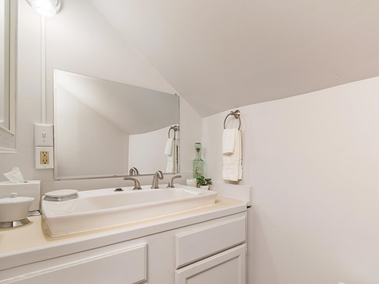 3/4 bath w/vessel sink