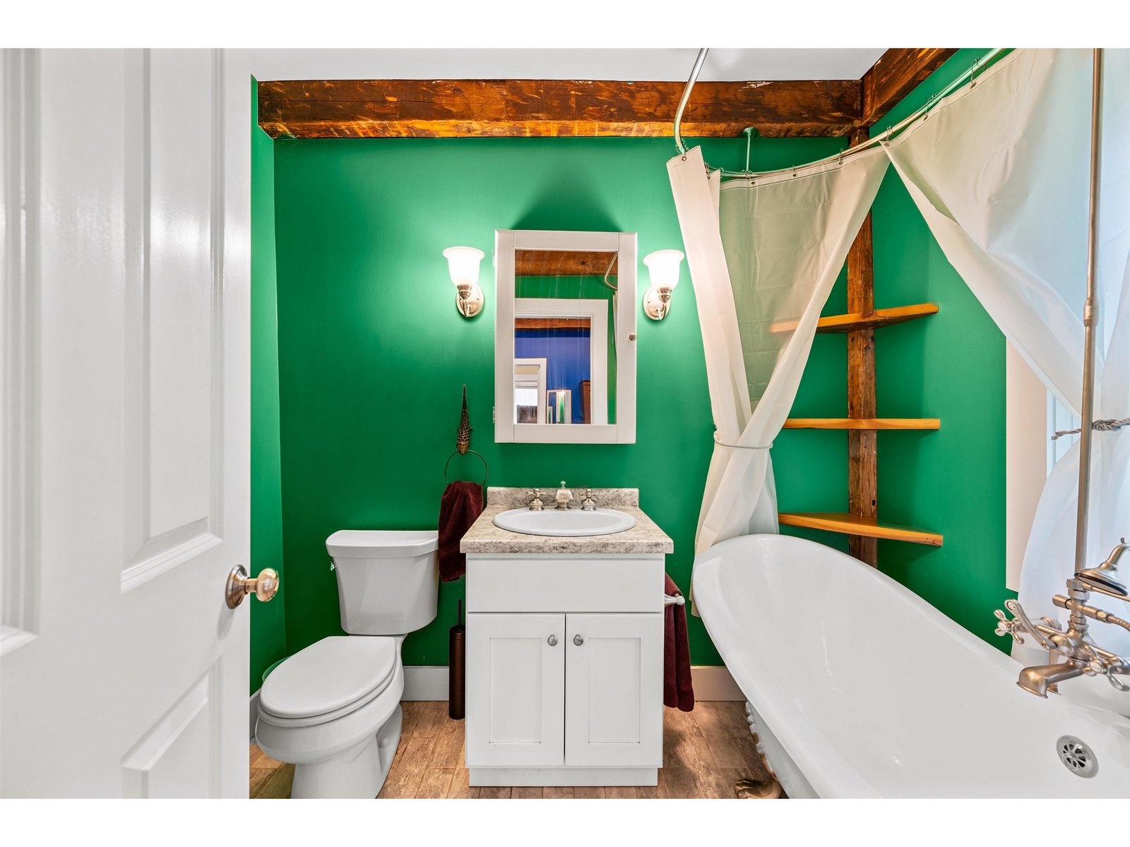 Bath with clawfoot tub