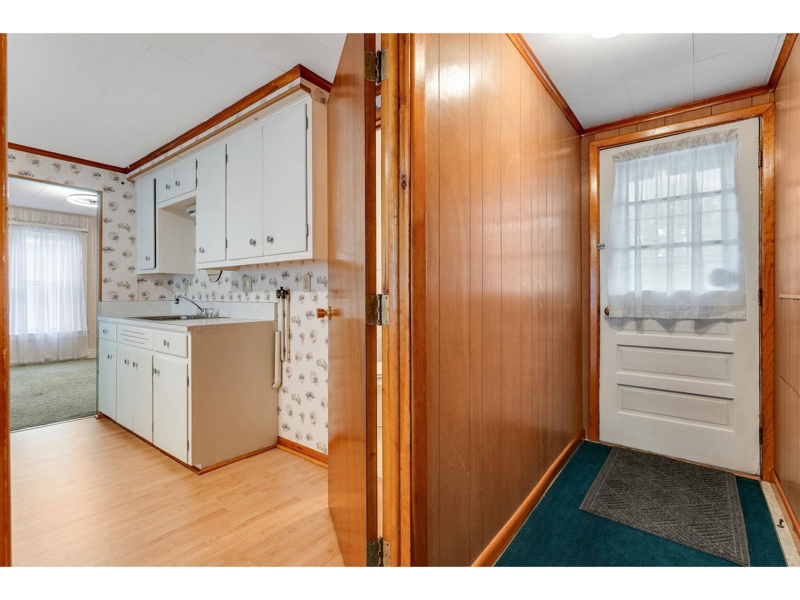 Common entrance for upstairs units