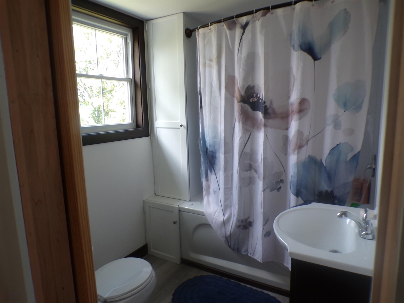 beroom w/small walkin closet