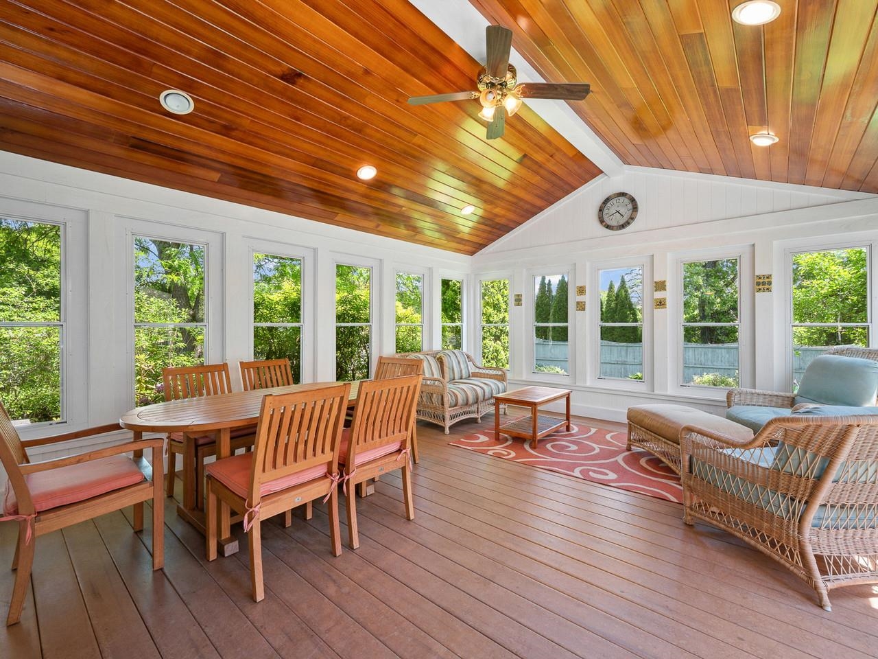 Dreamy 3-season porch