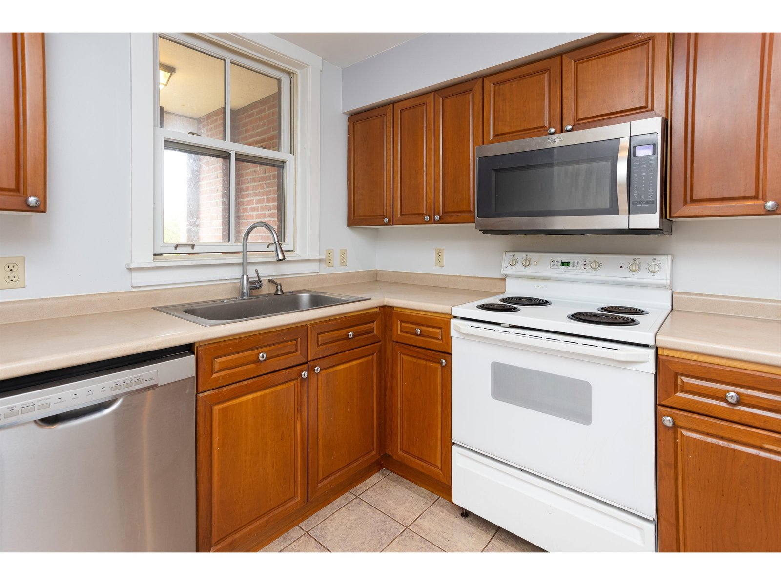 40 College Street, Unit 204C