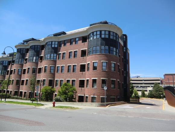 40 College Street, Unit 516