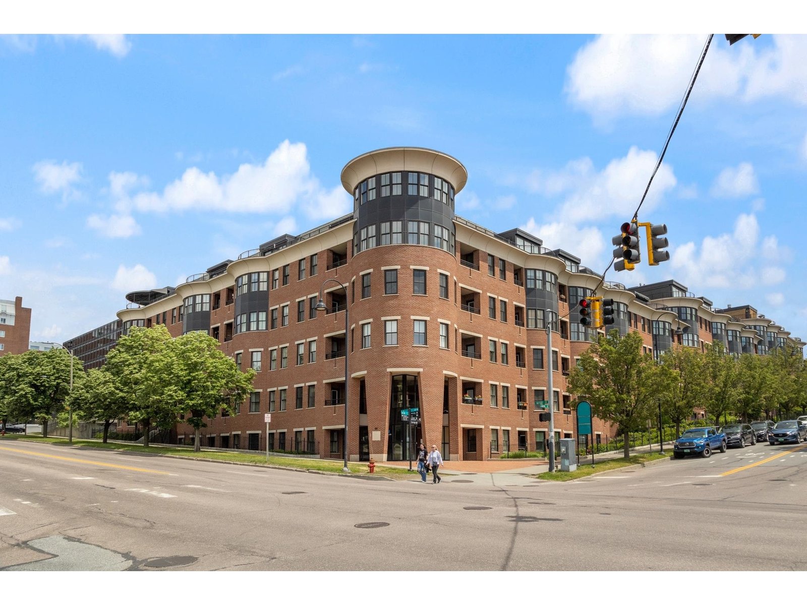 40 College Street, Unit 606