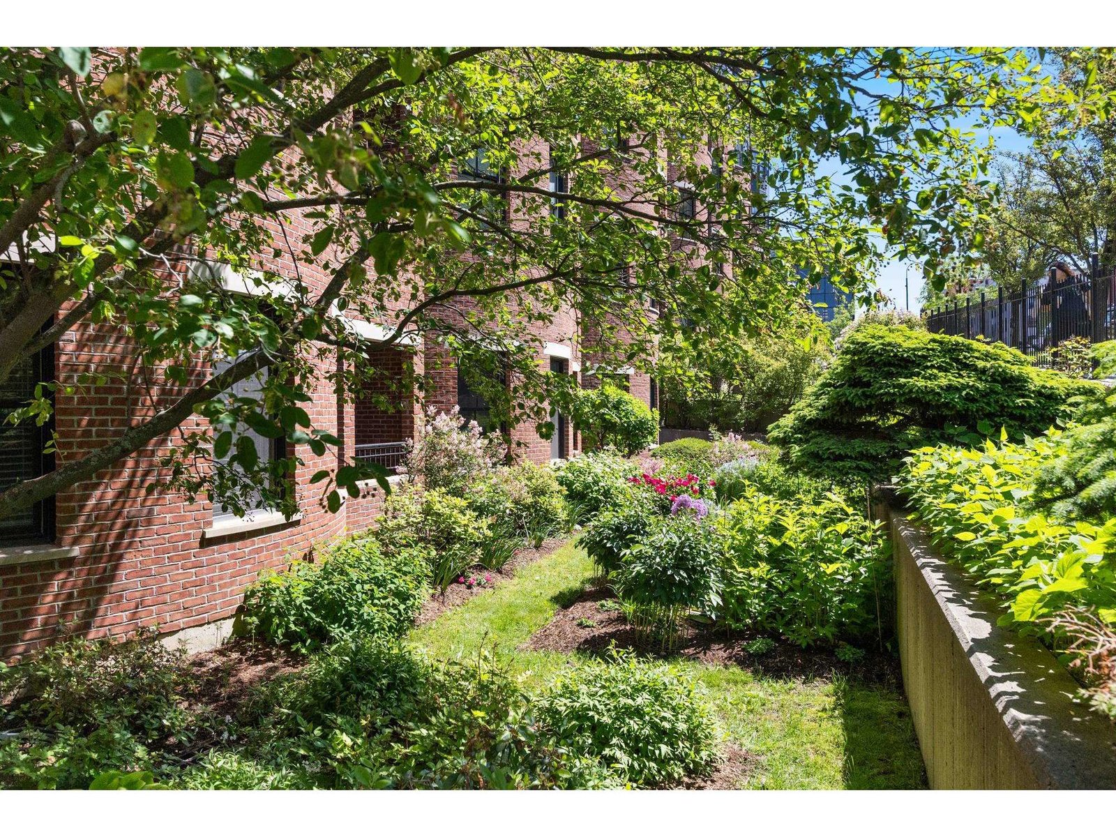 40 College Street, Unit 606