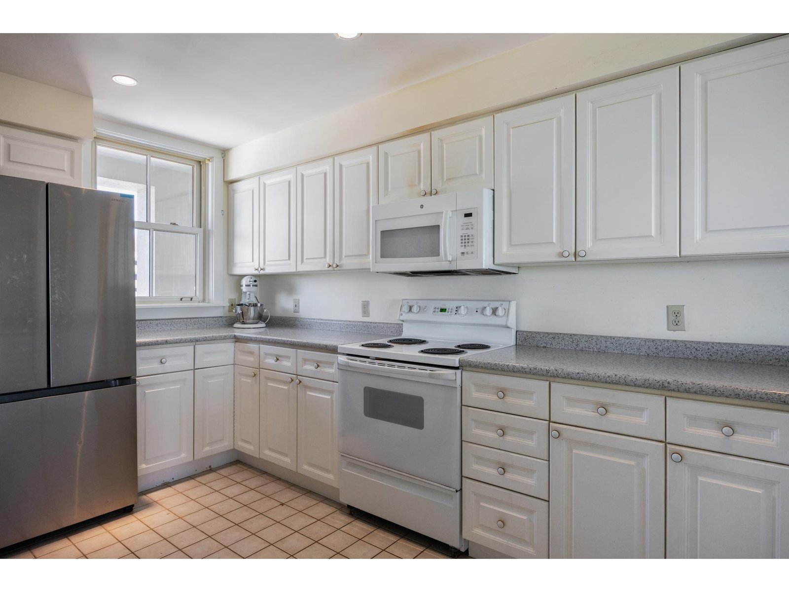 40 College Street, Unit 606
