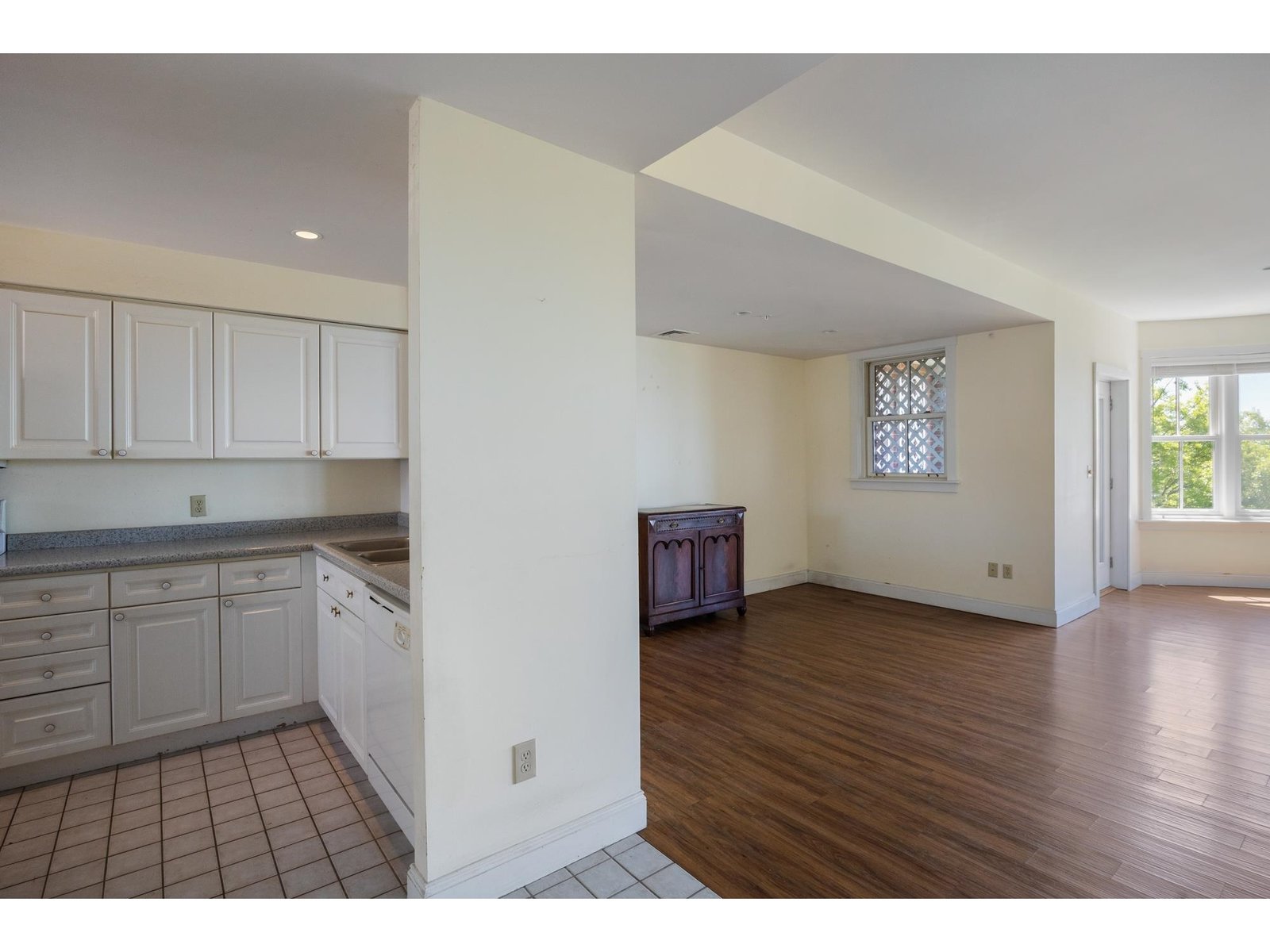 40 College Street, Unit 606