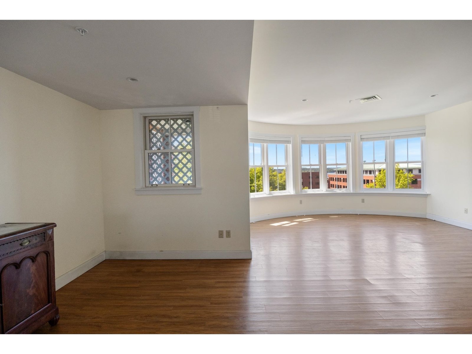 40 College Street, Unit 606