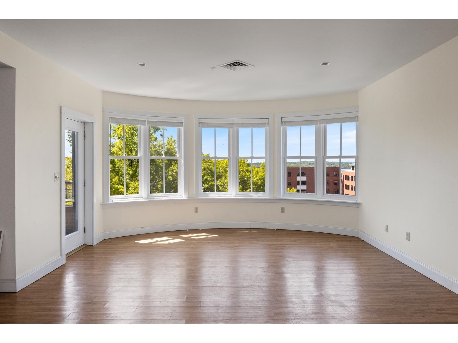 40 College Street, Unit 606