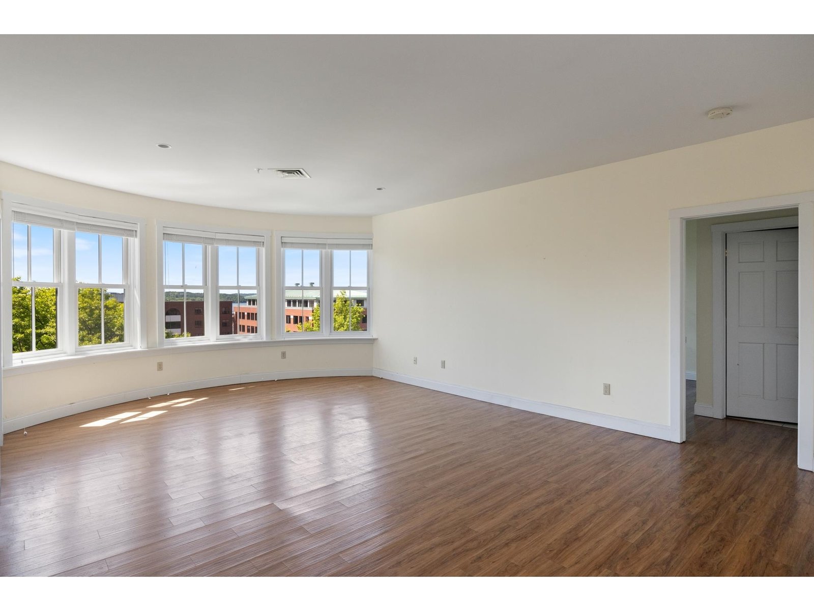 40 College Street, Unit 606