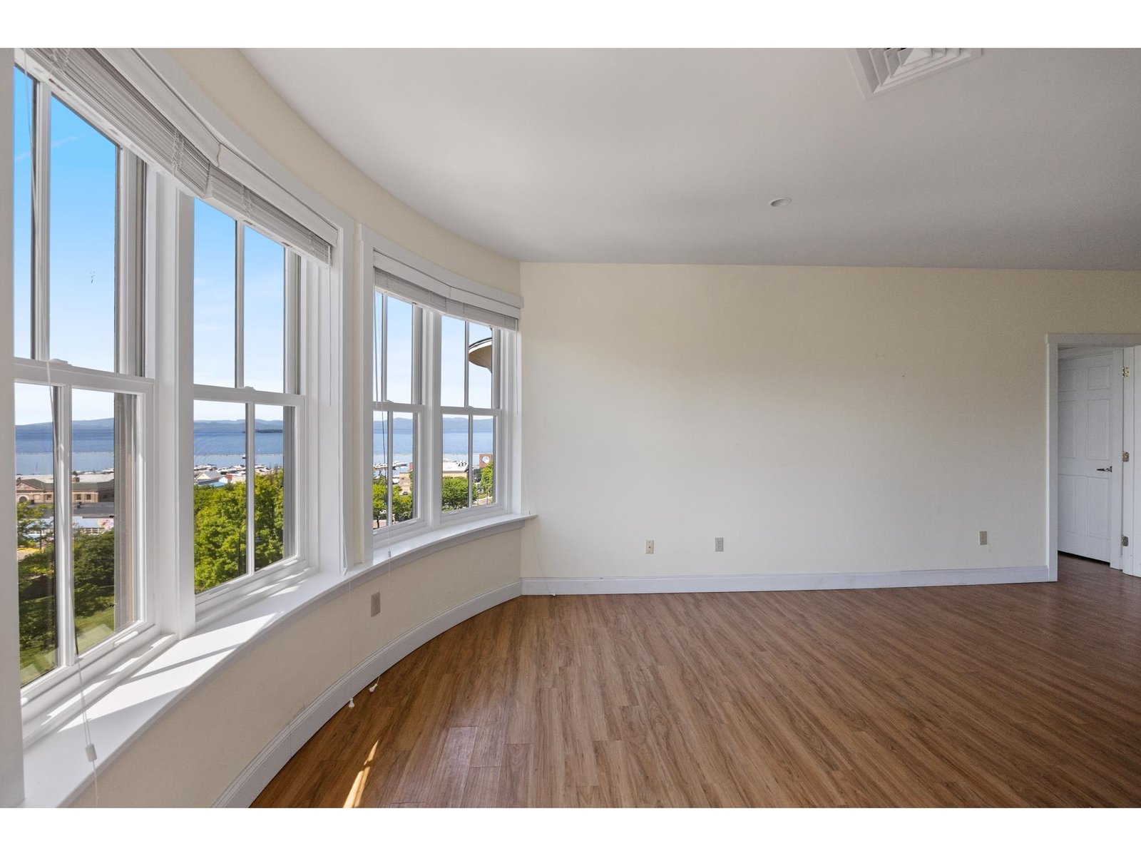 40 College Street, Unit 606