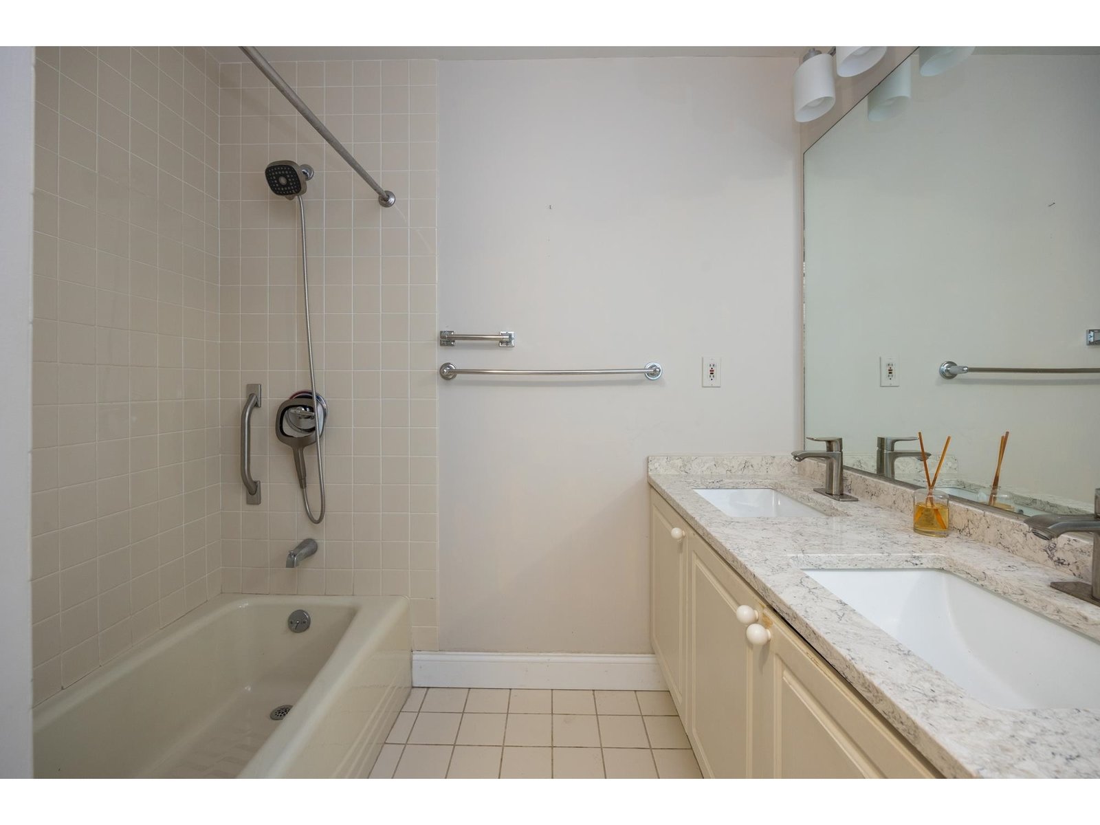 40 College Street, Unit 606