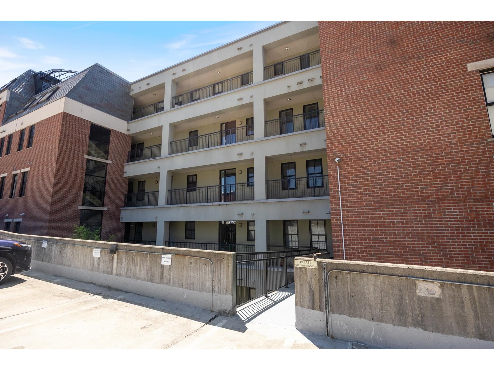 40 College Street, Unit 606