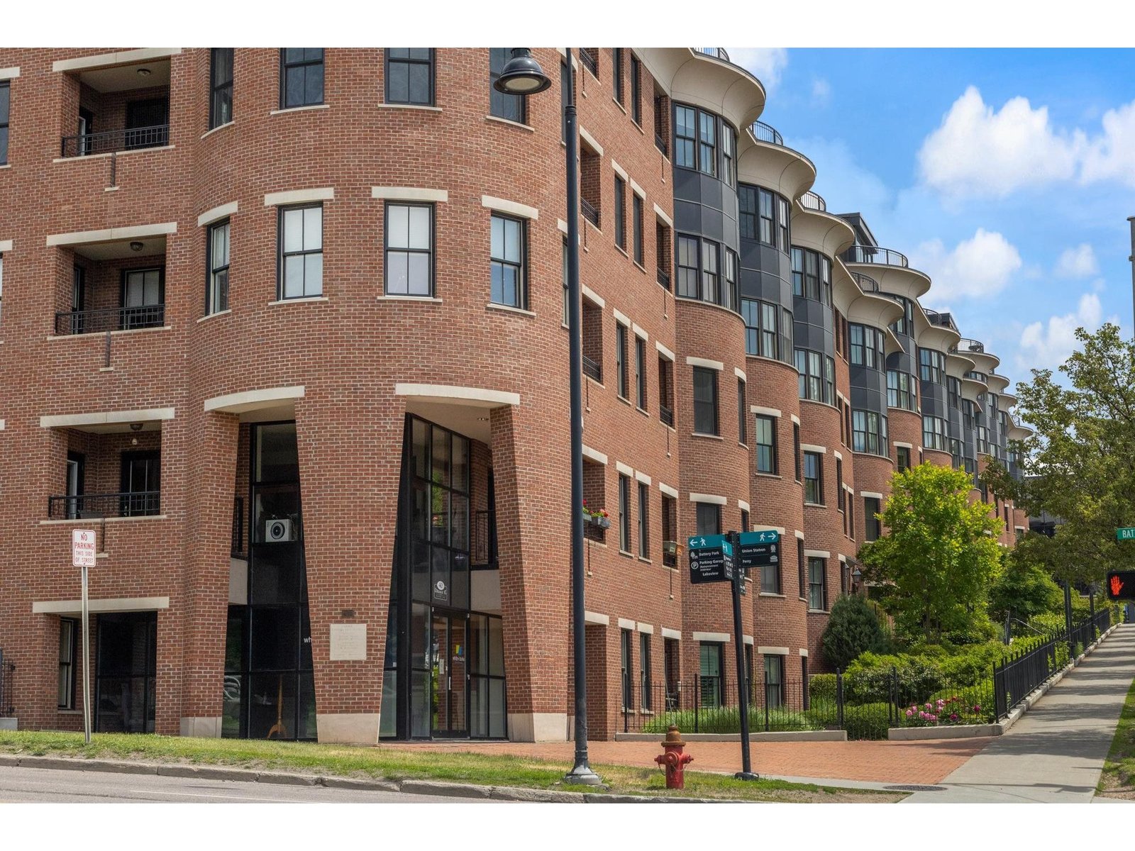 40 College Street, Unit 606
