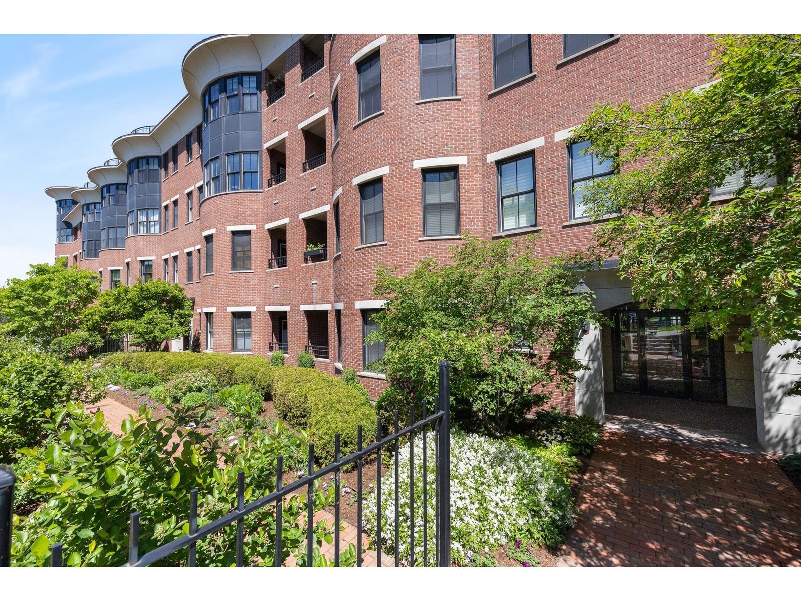 40 College Street, Unit 606