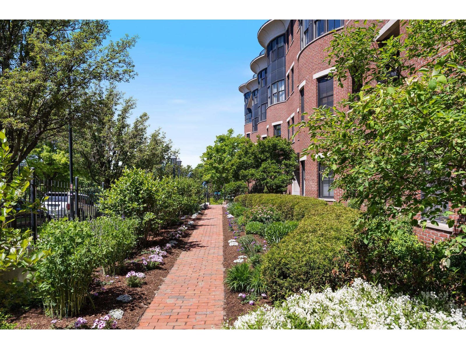 40 College Street, Unit 606