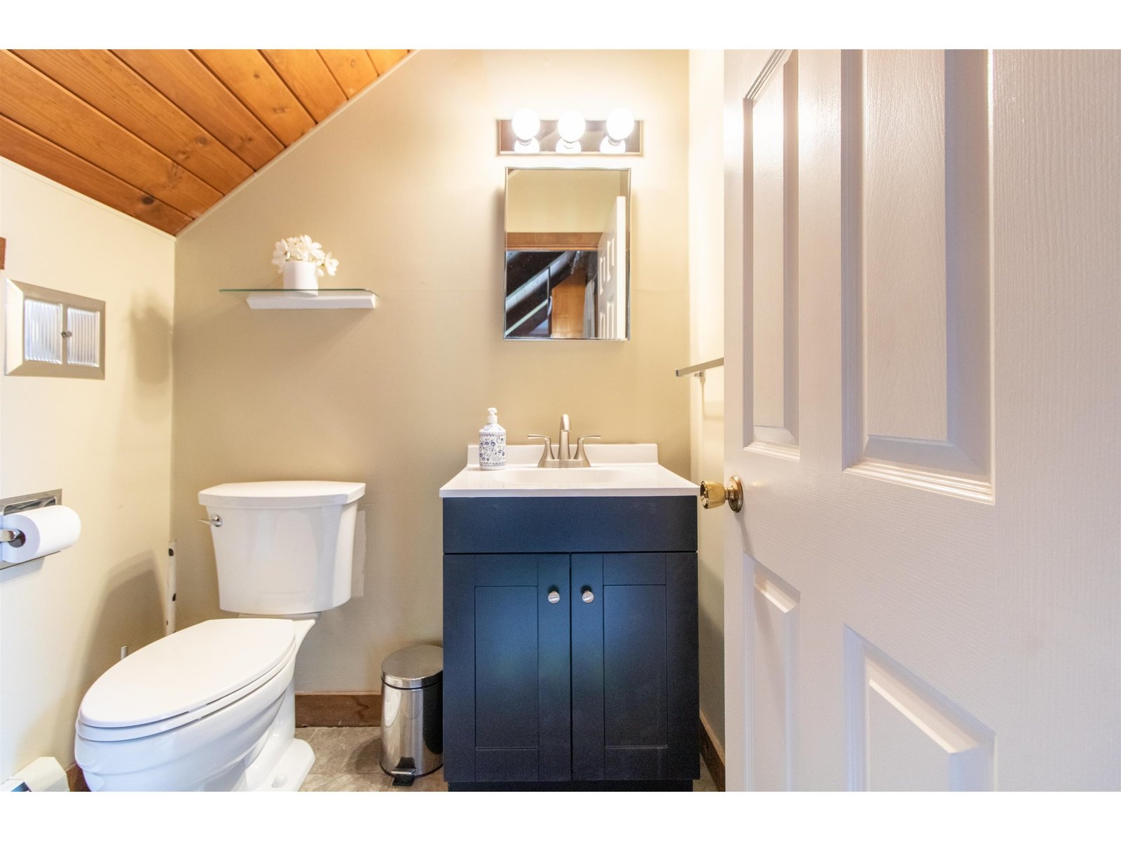 2nd FLoor 1/2 Bath
