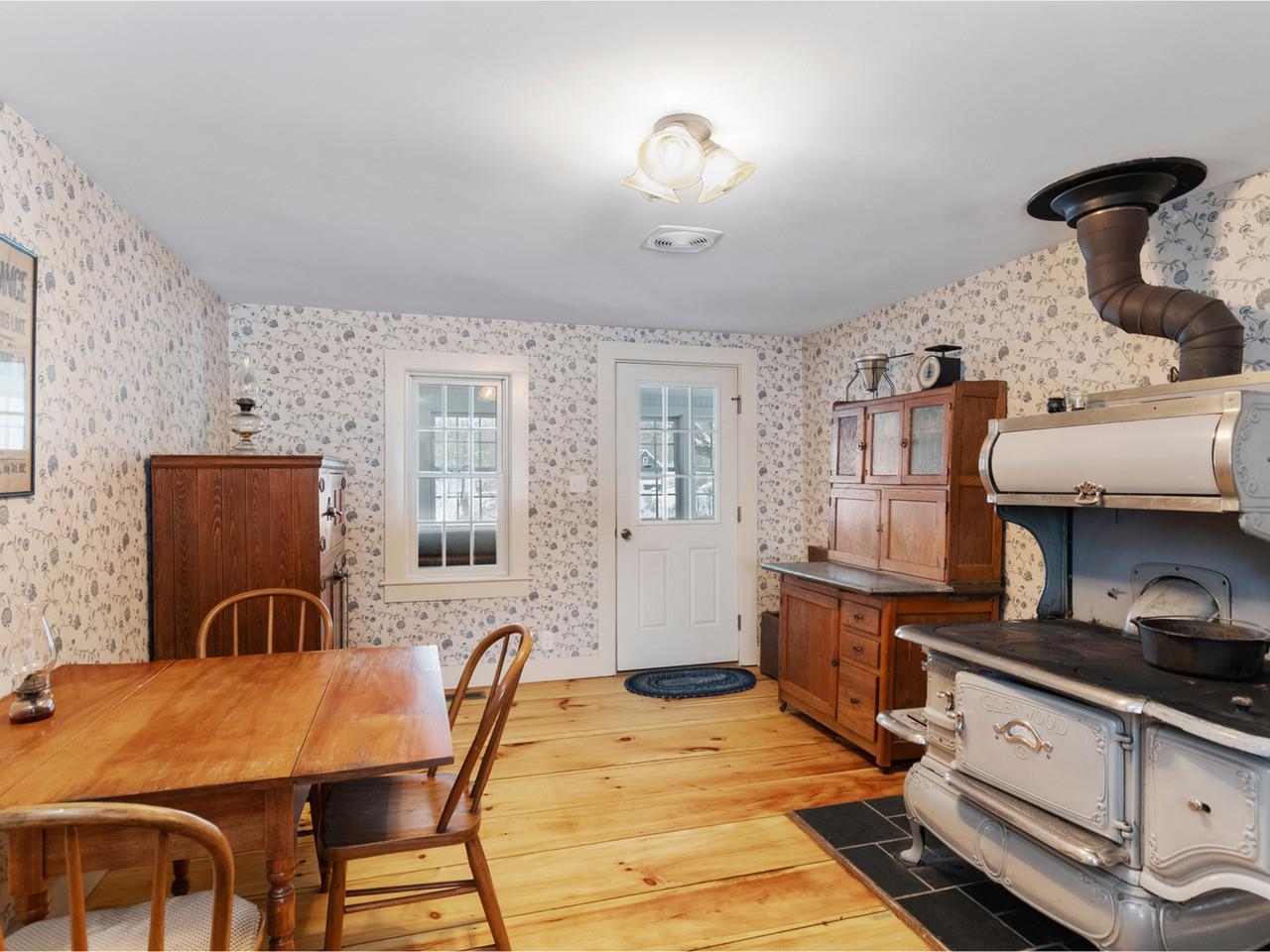 Den/old kitchen