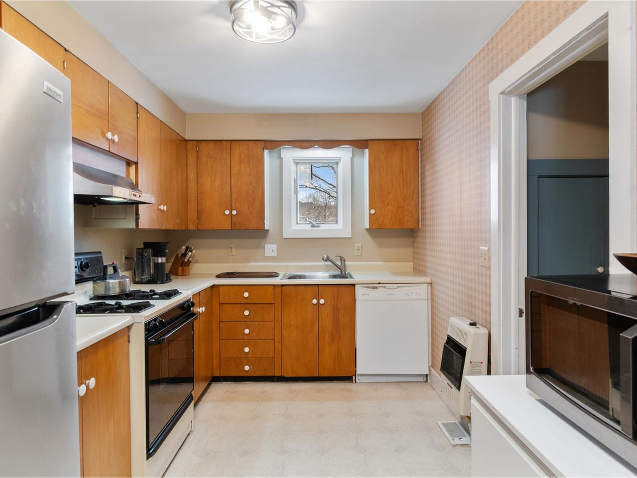 Kitchen with plenty of storage