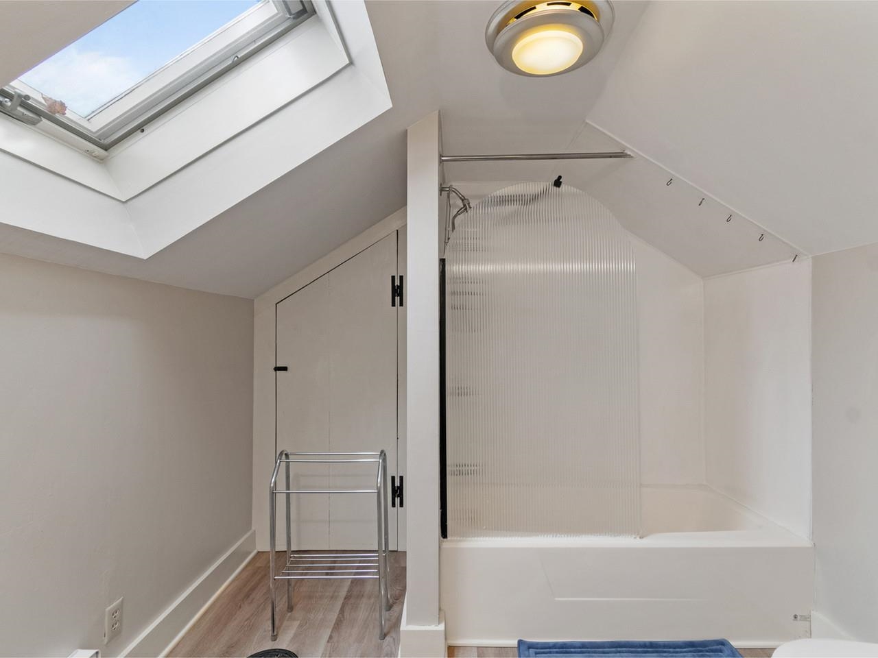 2nd floor full bathroom