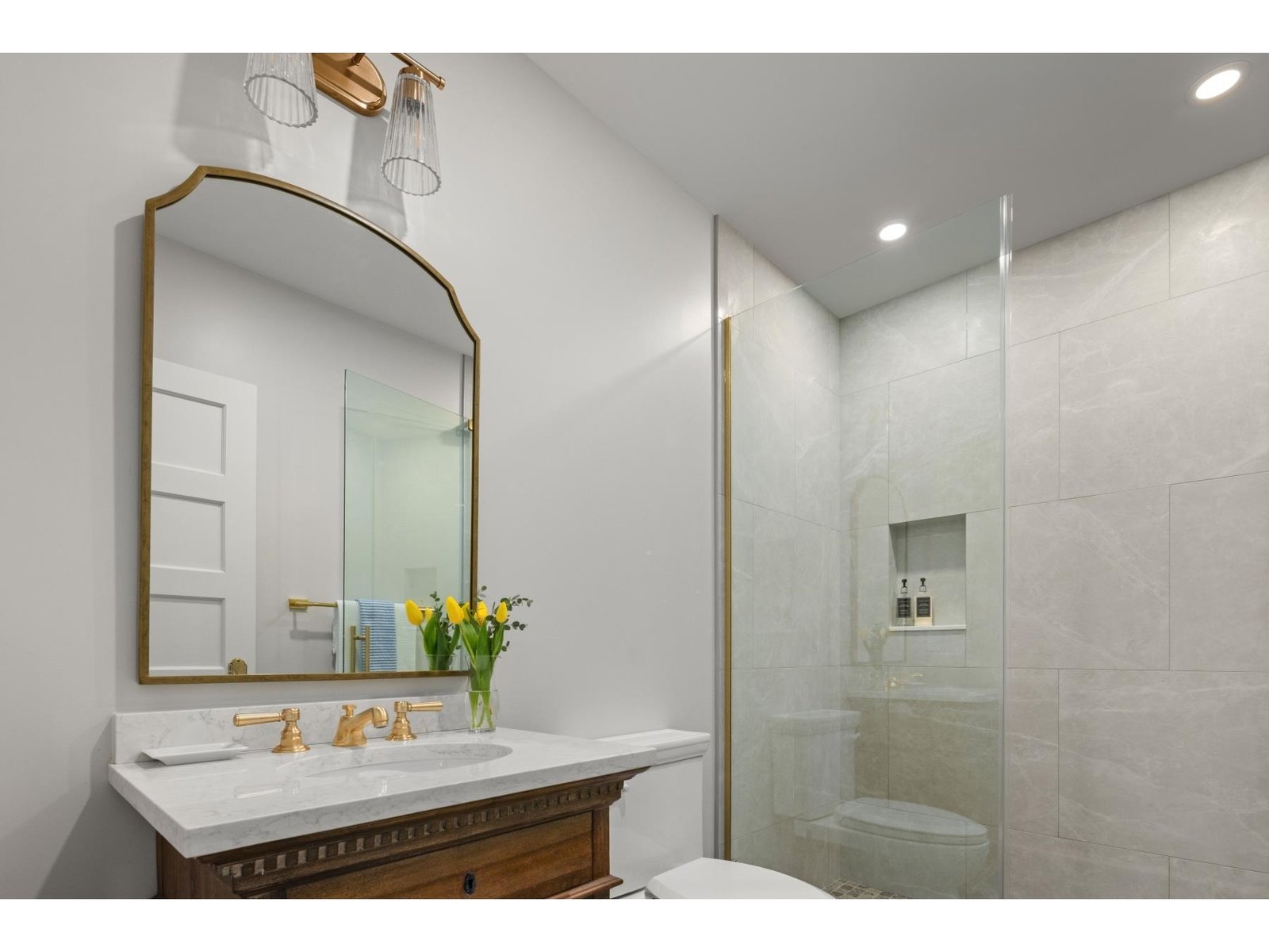 Main level 3/4 bathroom