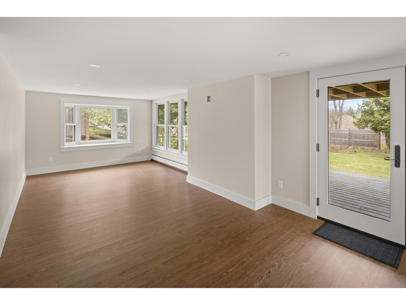 Bay window delight - lower level