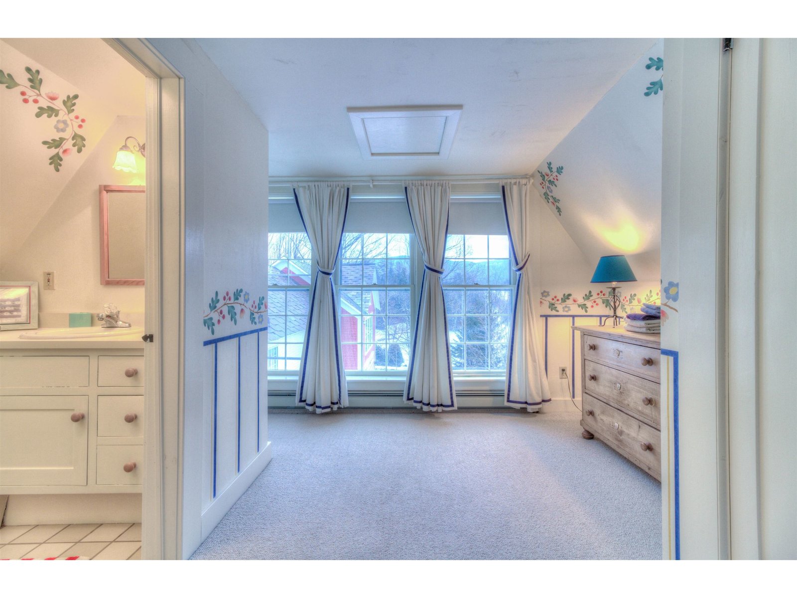 3rd zFlr bedroom with bath