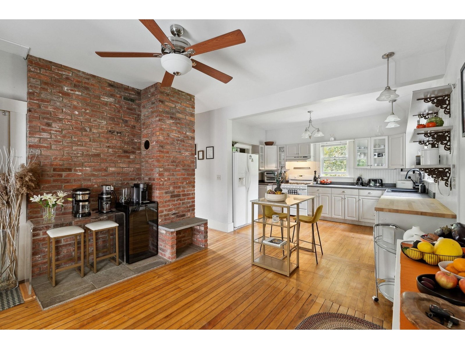 Country Kitchen to chimney