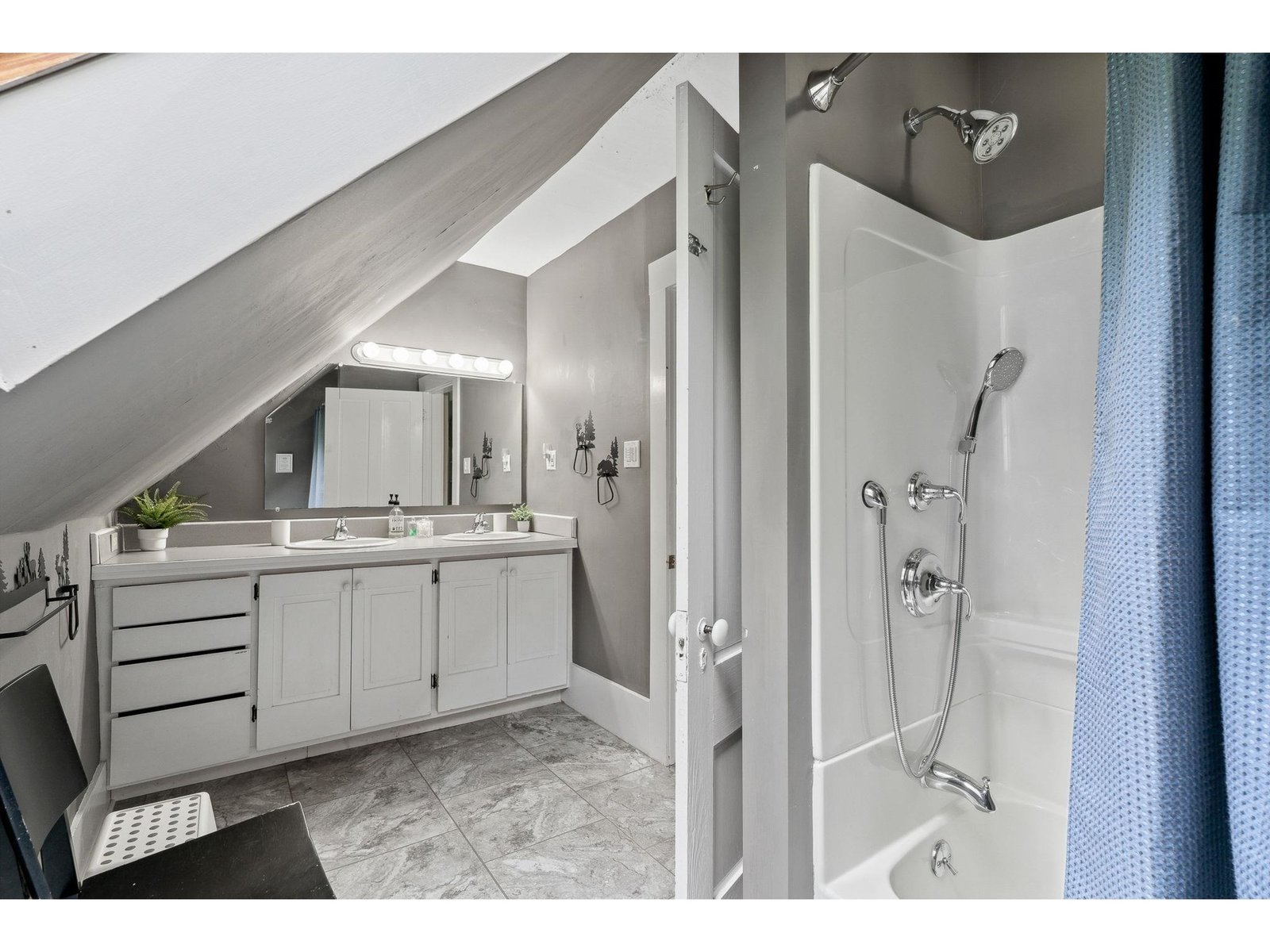 Upper level bathroom